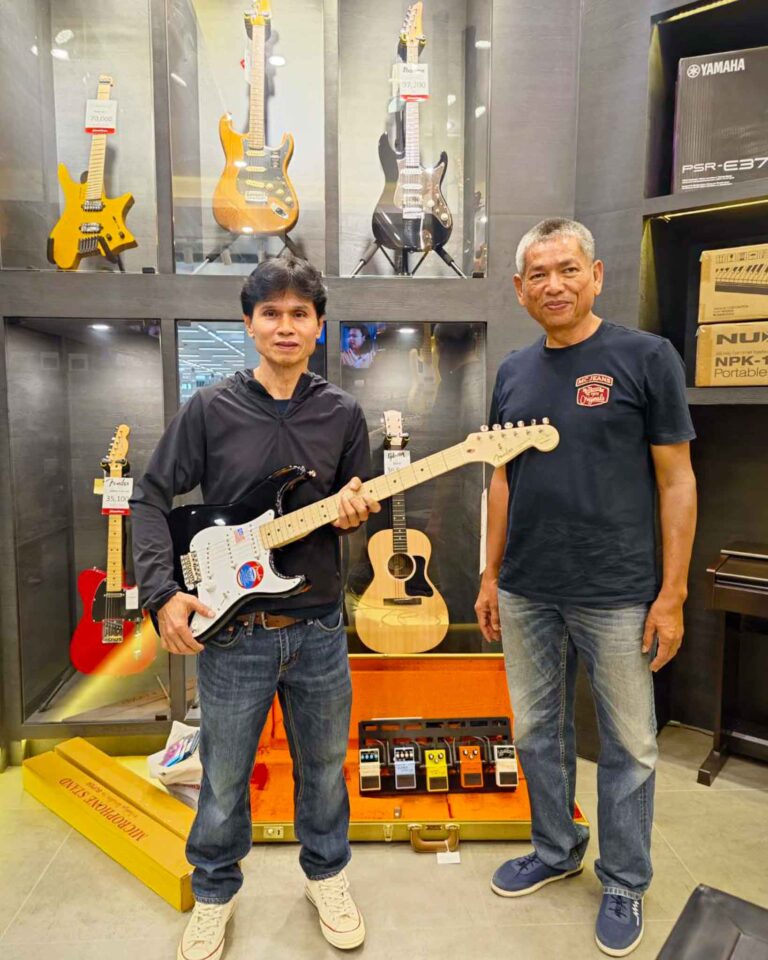 ลูกค้าที่ซื้อ Fender Eric Clapton Stratocaster กีตาร์ไฟฟ้า