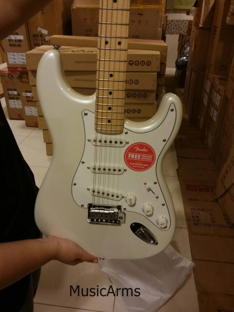 Squier Deluxe Stratocaster ขายราคาพิเศษ