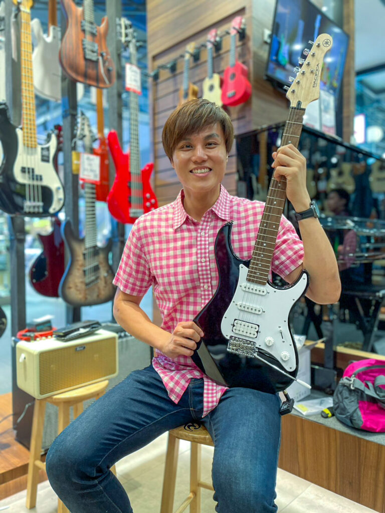 YAMAHA PACIFICA012 BK + Belcat Bounce 25 Beige