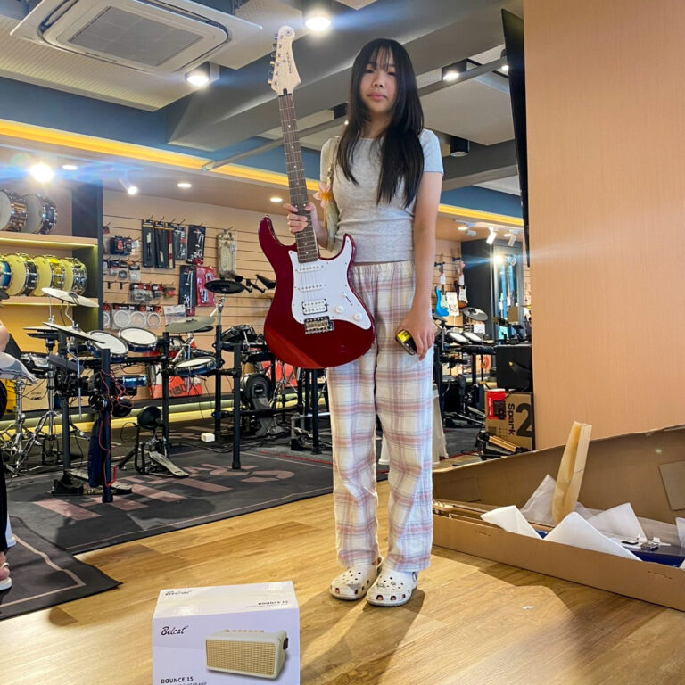 YAMAHA PACIFICA012 RED +แอมป์ไฟฟ้า Belcat Bounce 15 Black