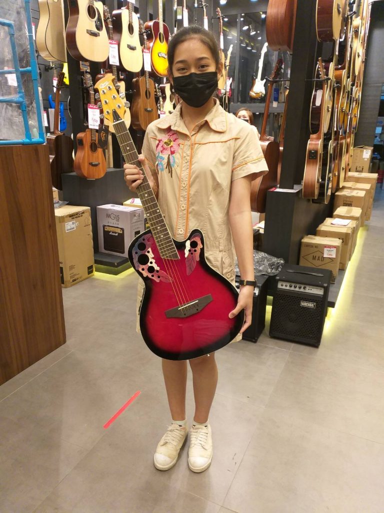 กีต้าร์โปร่งหลังเต่า O.M.S. 918EQ