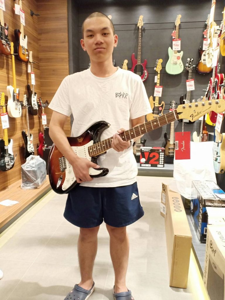 ลูกค้าที่ซื้อ Fender Stratocaster Standard Mexico PF