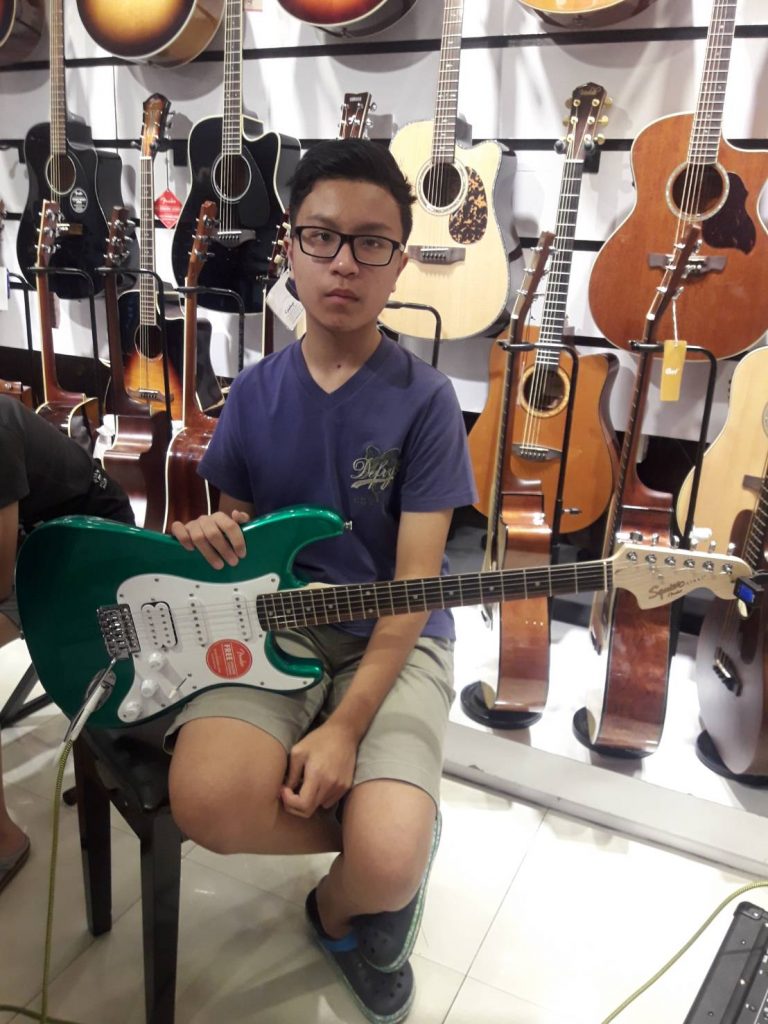 SQUIER AFFINITY STRAT HSS RW BURGUN