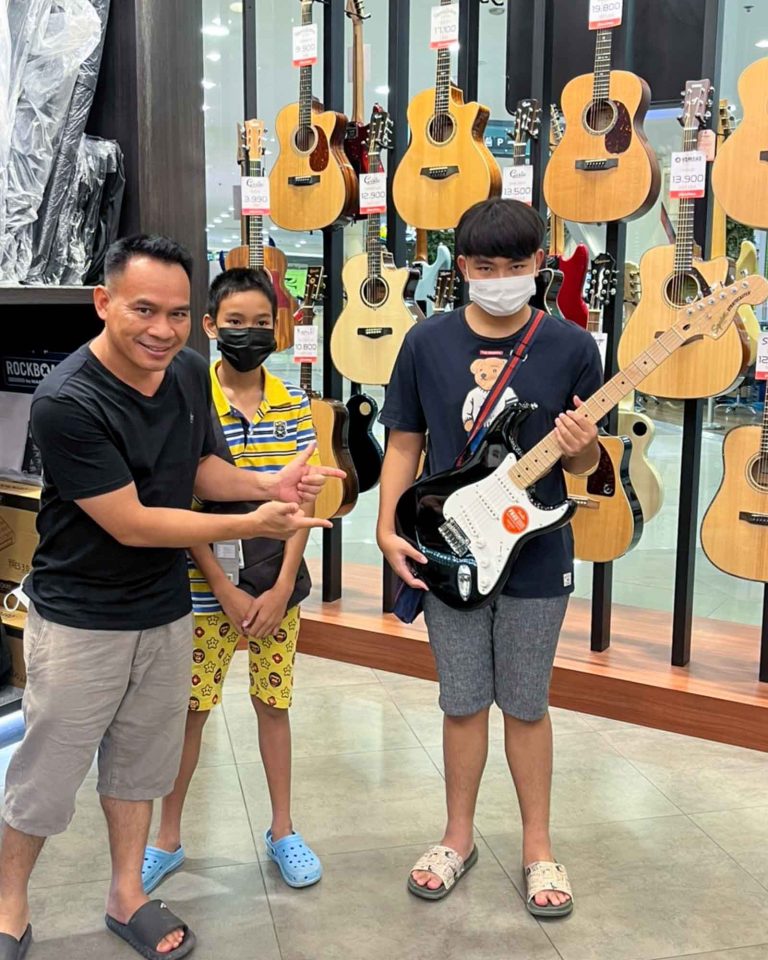 Squier Affinity Stratocaster ลูกค้า Music Arms