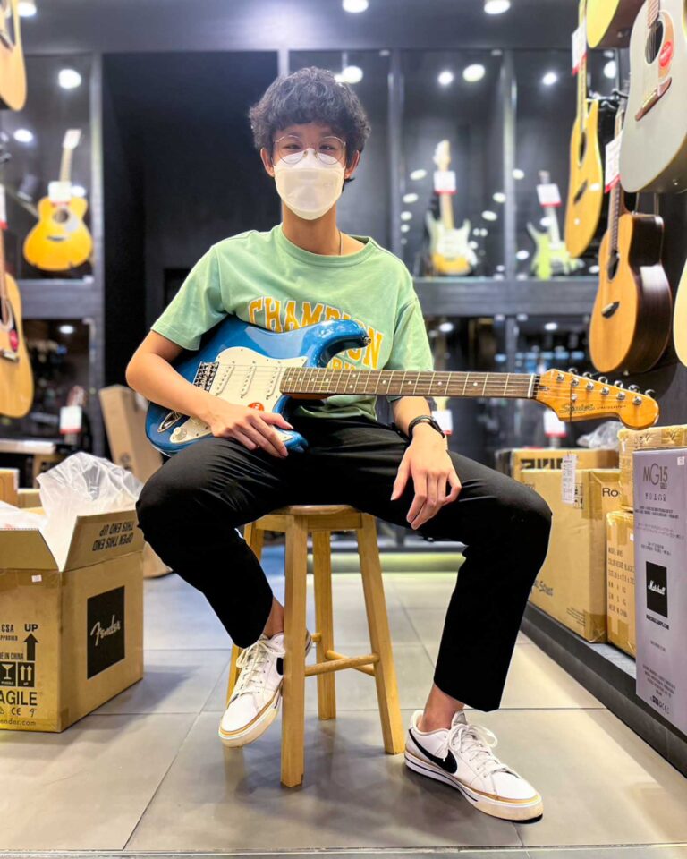 Squier Classic Vibe Stratocaster ’60s ลูกค้า Music Arms