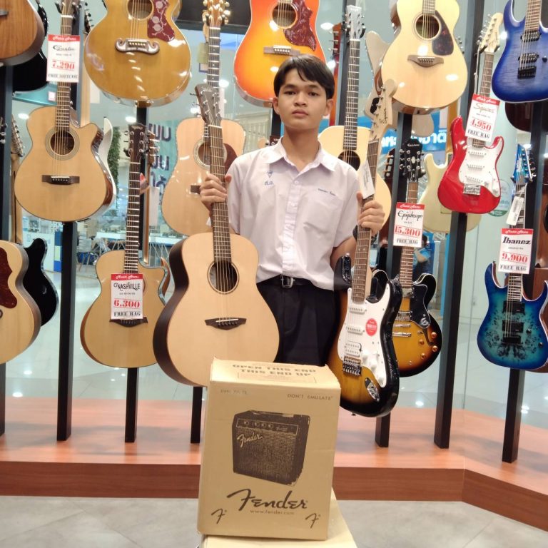 ขอบคุณลูกค้า Sq bullet Hss Bk +Fender Frontman 10 G Music Arms