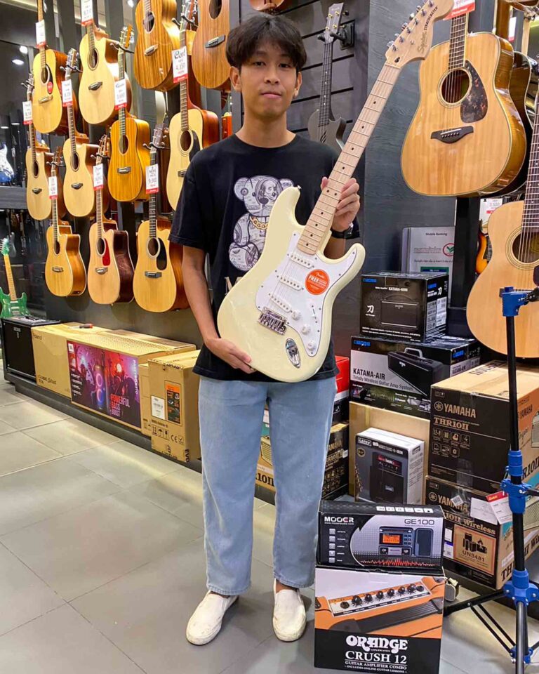 ไฟฟ้า SQUIER AFFINITY STRAT MN WPG Olympic White + แอมป์ไฟฟ้า ORANGE Crush-12 + เอฟเฟค Mooer GE100 แฟชั่น