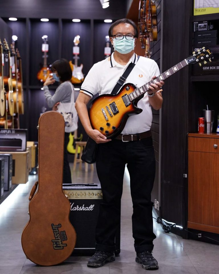 ลูกค้าที่ซื้อ Gibson Les Paul Studio 2016 T Electric Guitar