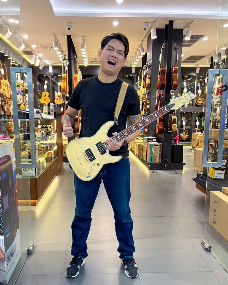 Schecter Omen Extreme-6 ลูกค้า Music Arms