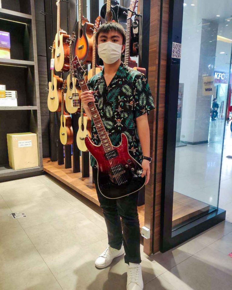 Schecter Omen Extreme-6 ลูกค้า Music Arms