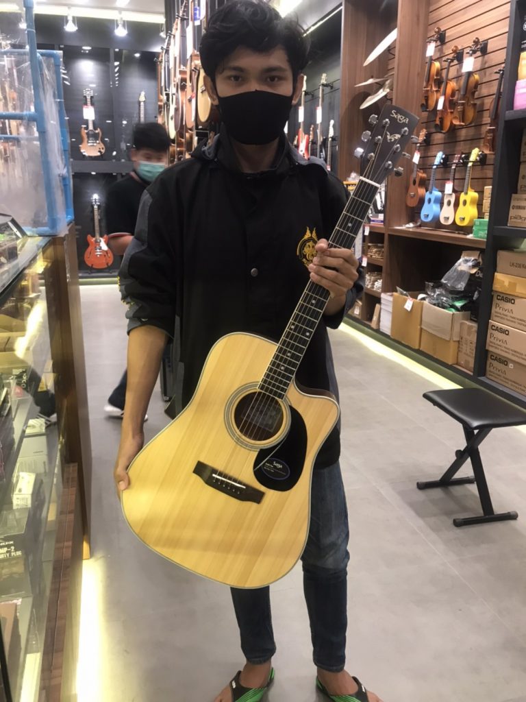 กีต้าร์ saga sf700c