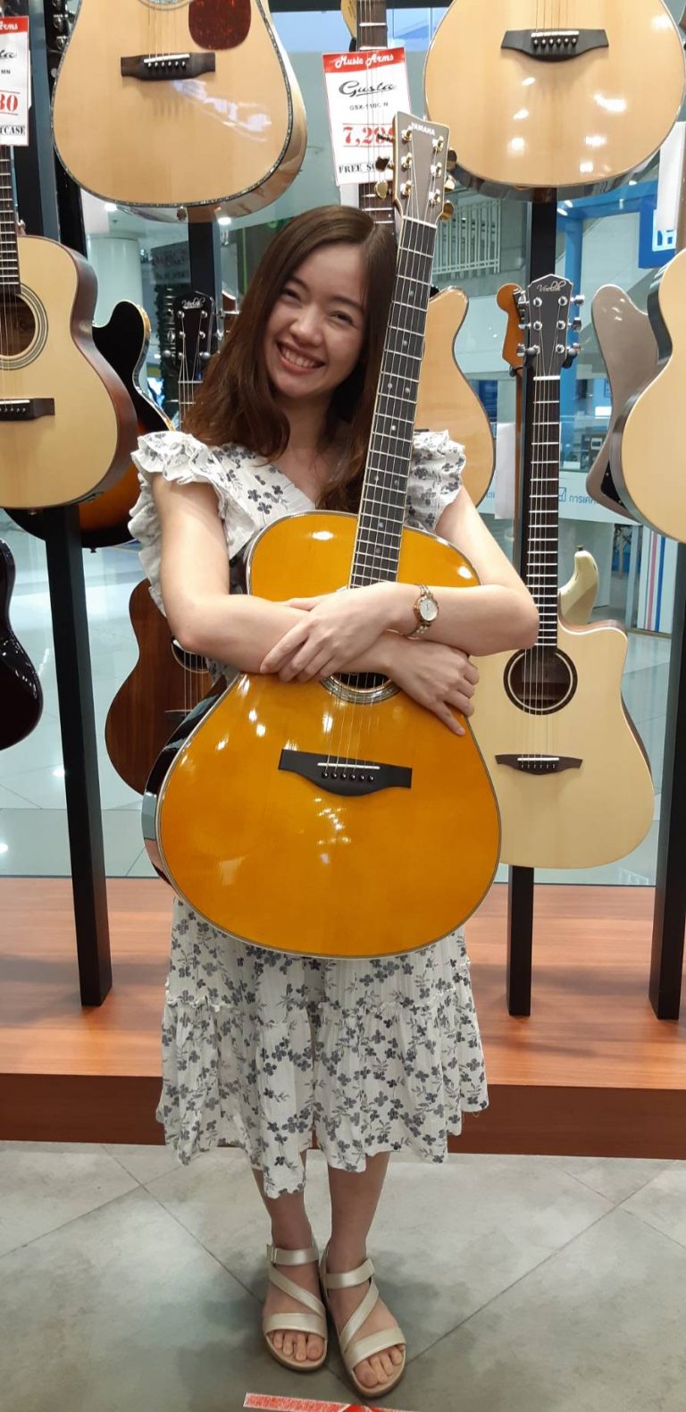 กีต้าร์โปร่งไฟฟ้า Yamaha LL-TA