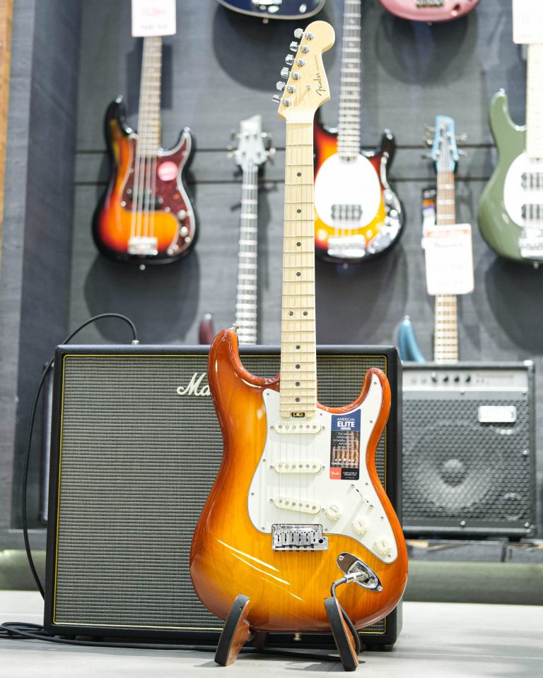 Showcase Fender American Elite Stratocaster กีตาร์ไฟฟ้า