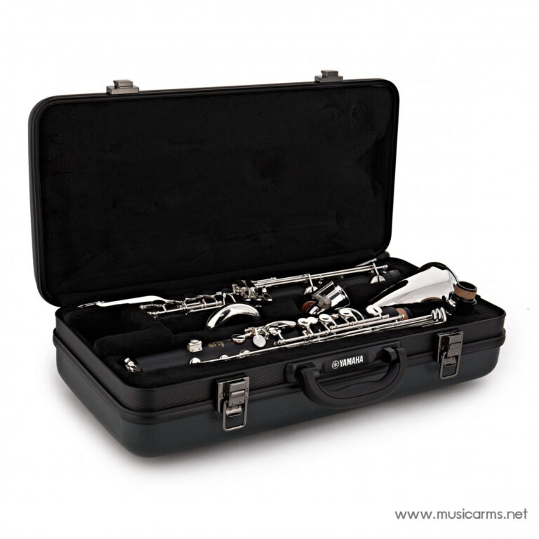 Open black case with a silver flute laid inside, foam lining and Yamaha logo on the case edge. ขายราคาพิเศษ