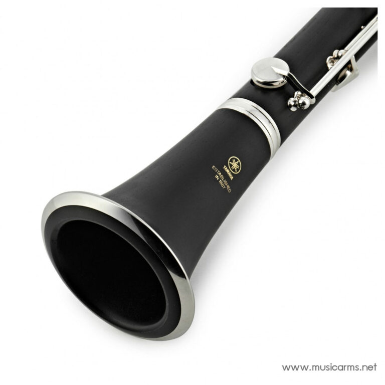 Close-up of the bell end of a black Yamaha clarinet with silver keys and hardware on a white background. ขายราคาพิเศษ