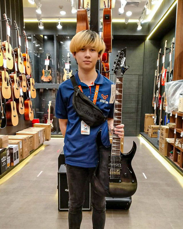 ลูกค้า ไฟฟ้า IBANEZ GRG170DXB ร้าน Music Arms