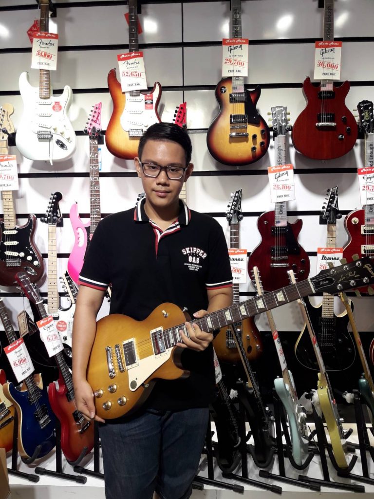 ลูกค้าที่ซื้อ Gibson Les Paul Tribute 2017 T กีต้าร์คุณภาพ