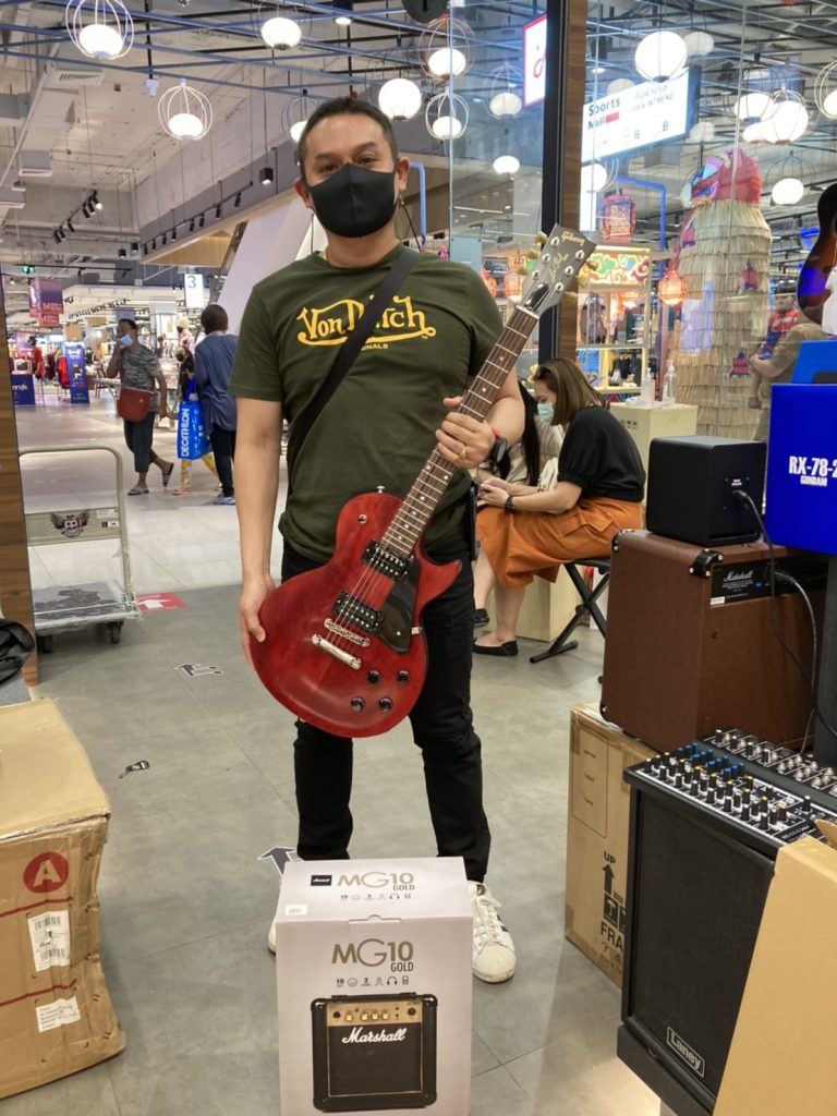 ลูกค้าที่ซื้อ Gibson Les Paul Faded 2017 กีตาร์ไฟฟ้า
