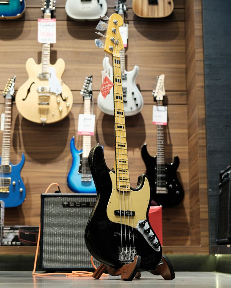 Showcase Fender American Ultra Jazz Bass