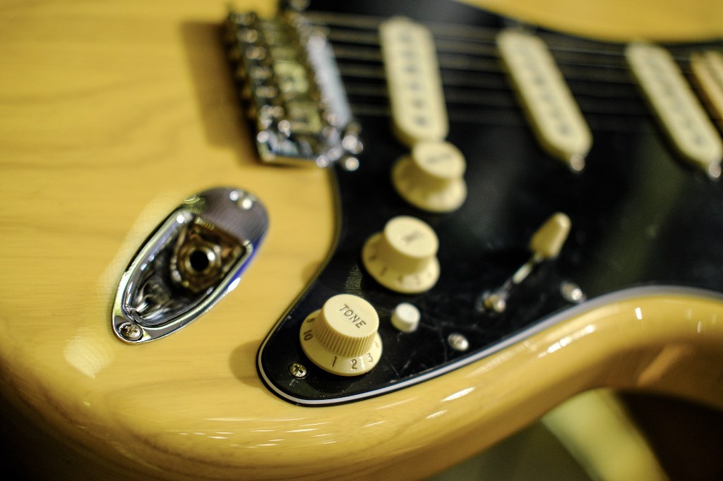 Fender Deluxe Stratocaster control