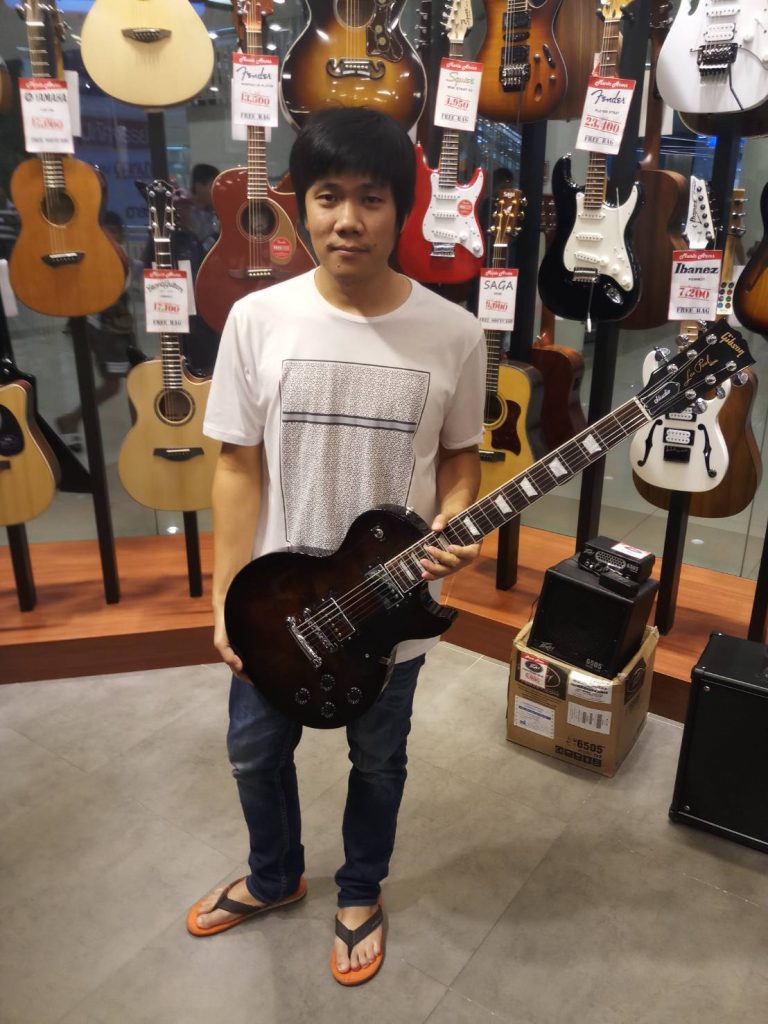 ลูกค้าที่ซื้อ Gibson Les Paul Studio 2018 Electric Guitar