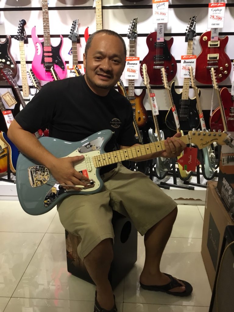 ลูกค้าที่ซื้อ Fender American Professional Jaguar กีต้าร์คุณภาพ