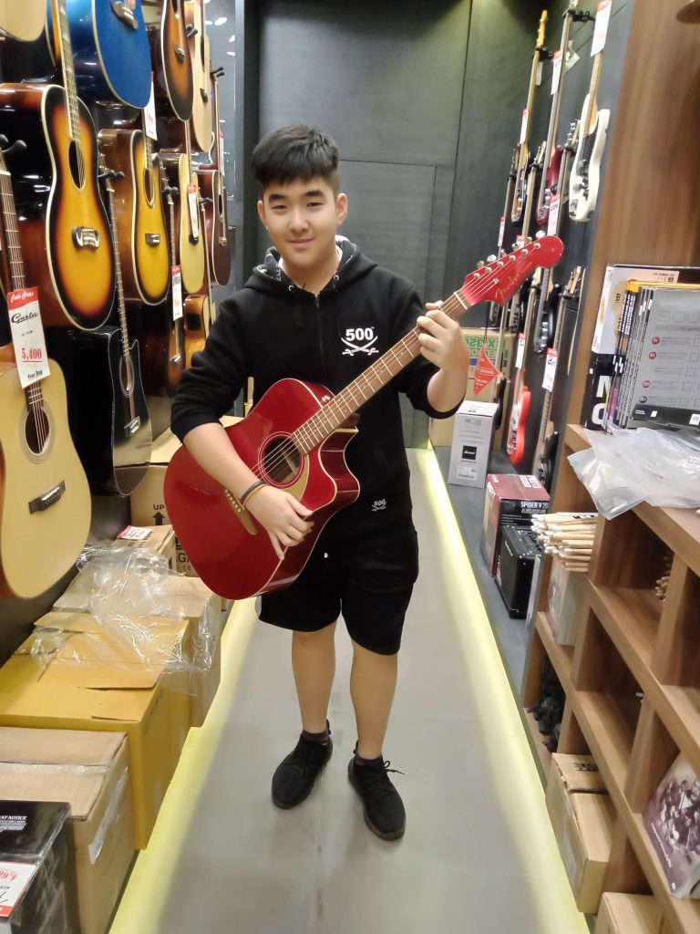 ลูกค้าที่ซื้อ Fender Redondo Player กีตาร์โปร่งไฟฟ้า