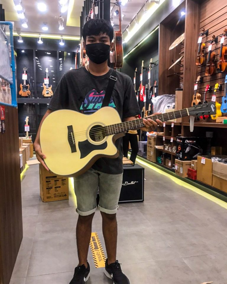 Gusta OM2C ลูกค้าร้าน Music Arms