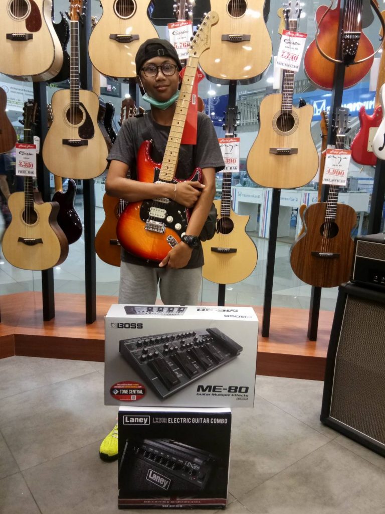 กีตาร์ไฟฟ้า Fender Player Stratocaster HSS Plus Top Aged Cherry Burst เต็มตัว