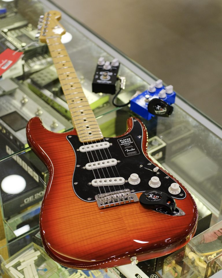 Showcase Fender Player Stratocaster Plus Top กีตาร์ไฟฟ้า