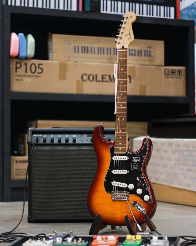 Showcase Fender Player Stratocaster Plus Top กีตาร์ไฟฟ้า