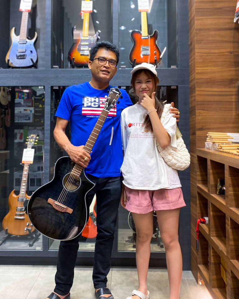 Ibanez AEWC400 ลูกค้า Music Arms