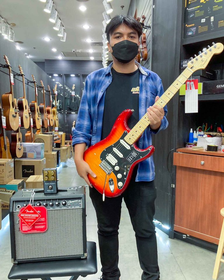 ลูกค้าที่ซื้อ Fender Player Stratocaster HSS Plus Top กีตาร์ไฟฟ้า