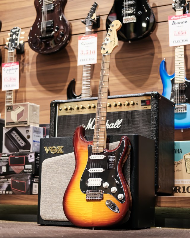 Showcase Fender Player Stratocaster HSS Plus Top