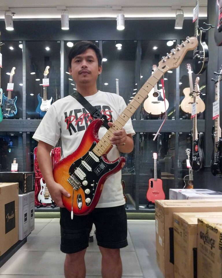 ลูกค้าที่ซื้อ Fender Player Stratocaster HSS Plus Top กีตาร์ไฟฟ้า