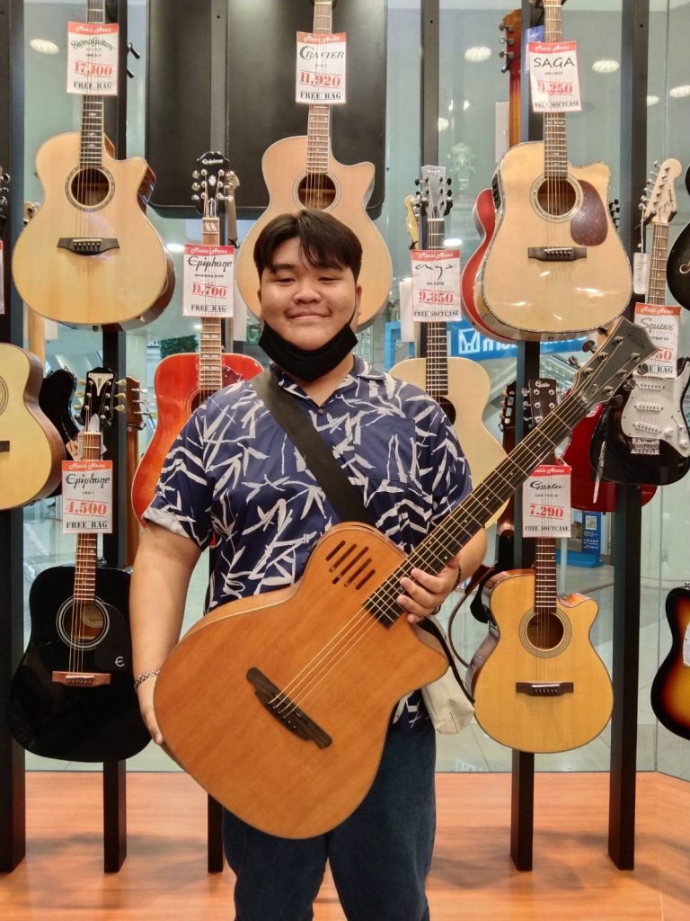 Gusta OMJE โปร่งไฟฟ้า สีไม้