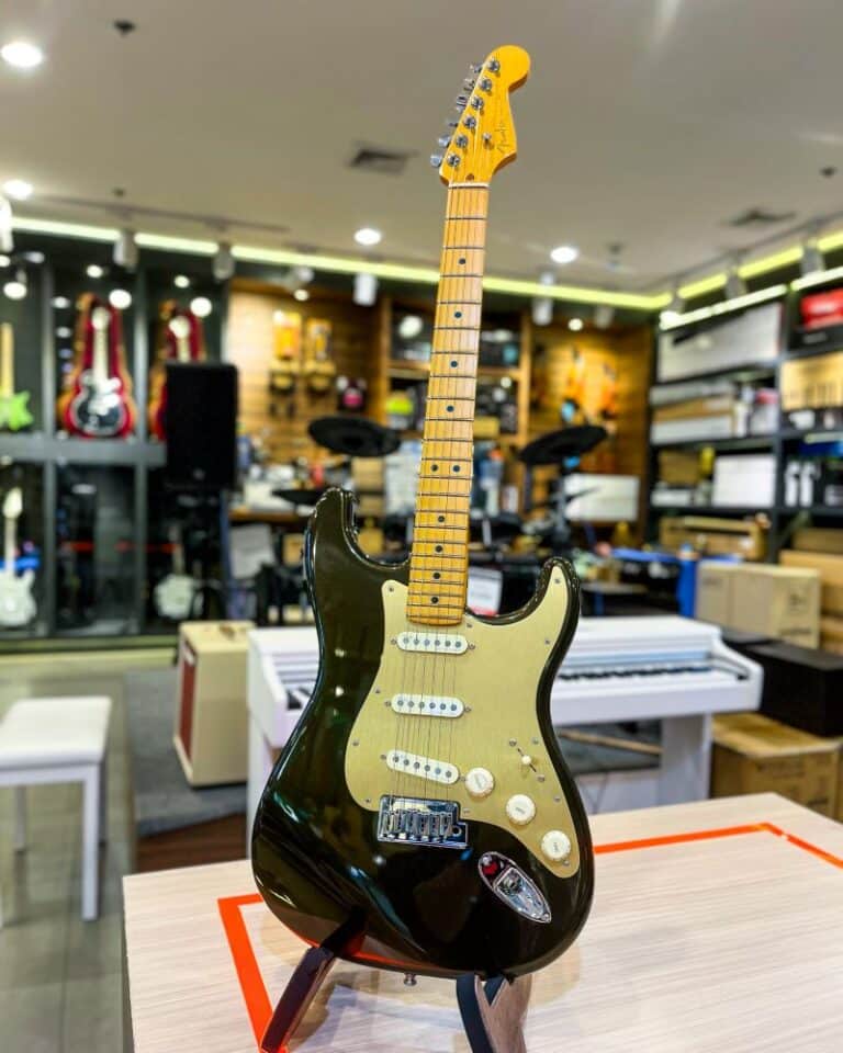 Showcase Fender American Ultra Stratocaster กีตาร์ไฟฟ้า