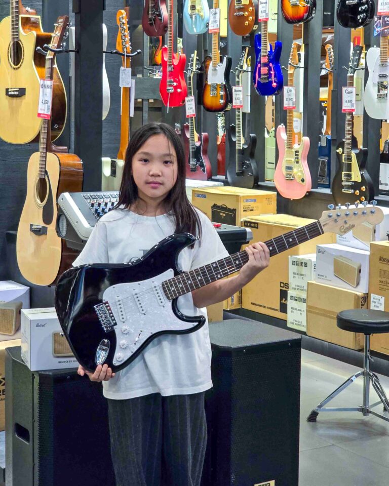 Gusta GST-01-SSS + Belcat Bounce 15 Black