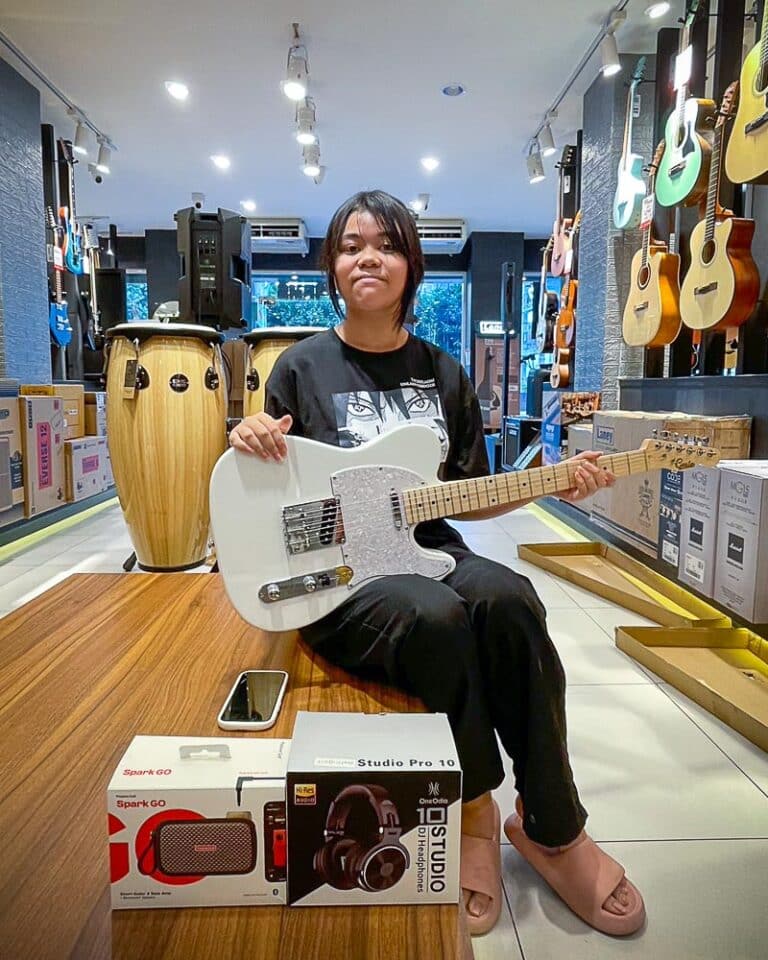 Gusta GTL-01 WH + Positive Grid Spark Go + OneOdio PRO10