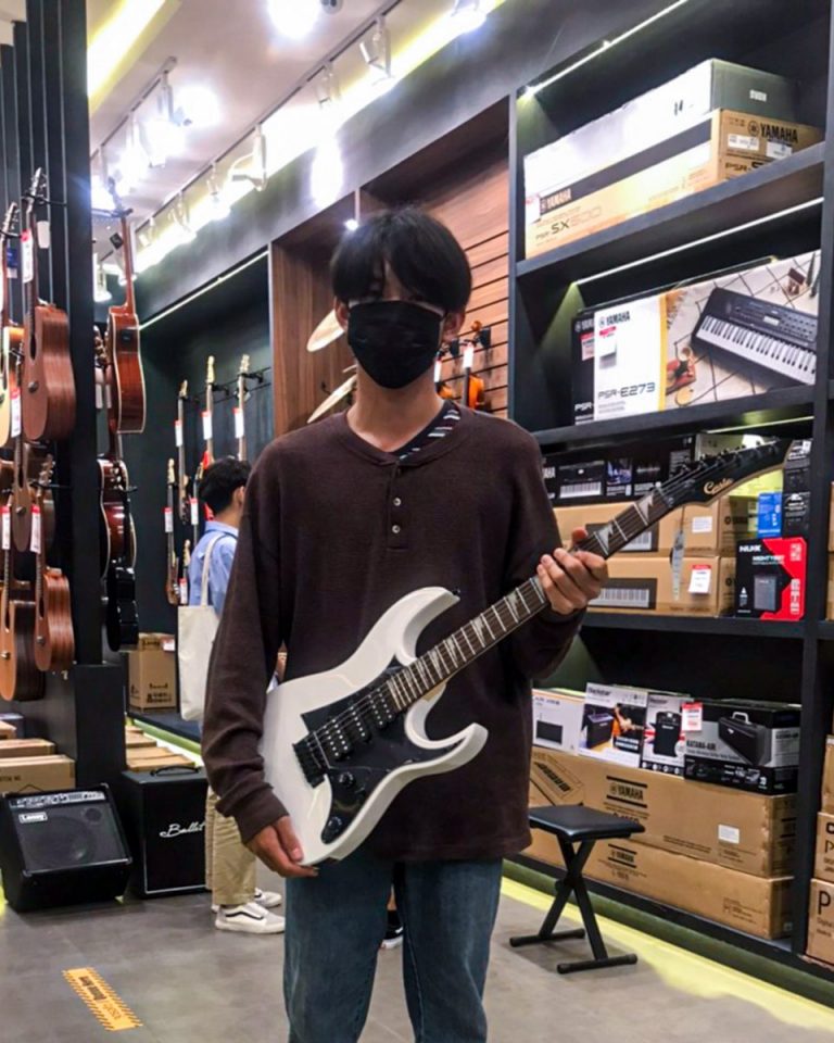 กีต้าร์ไฟฟ้า Gusta GIB-01 ลูกค้าร้าน Music Arms