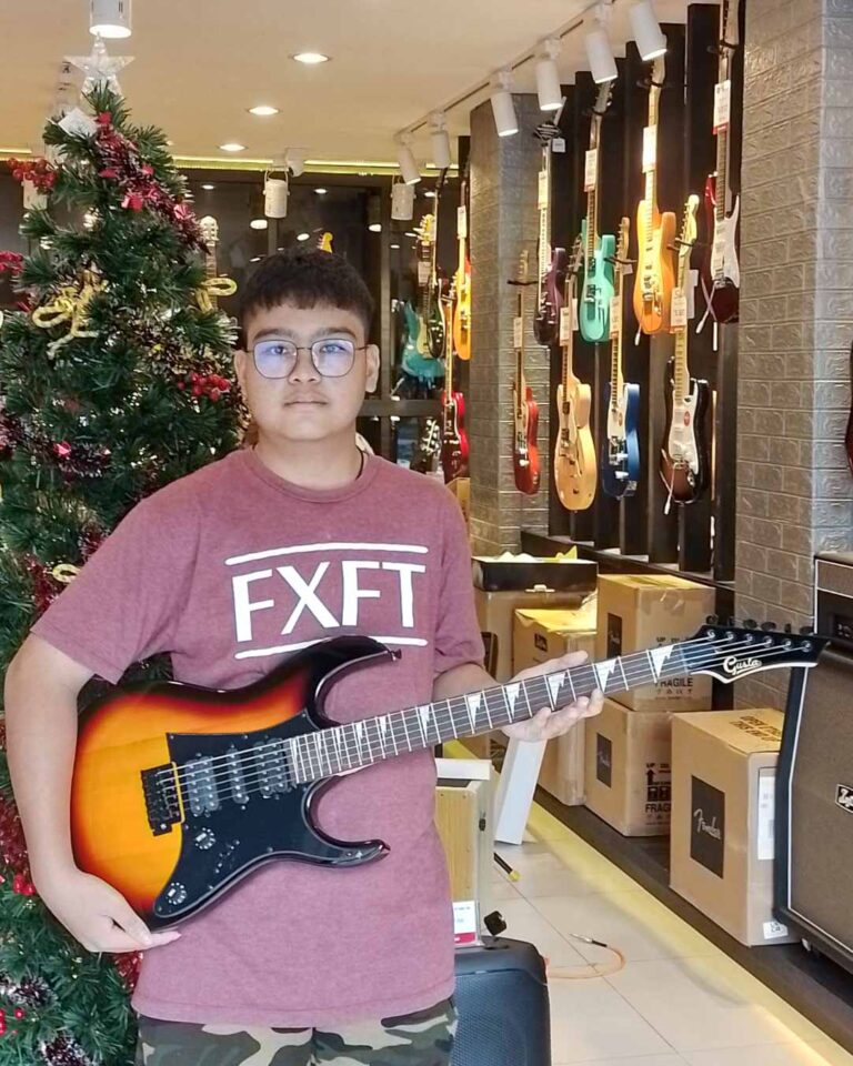 ไฟฟ้า Gusta GIB-01-SB + เอฟเฟค Mooer GE100