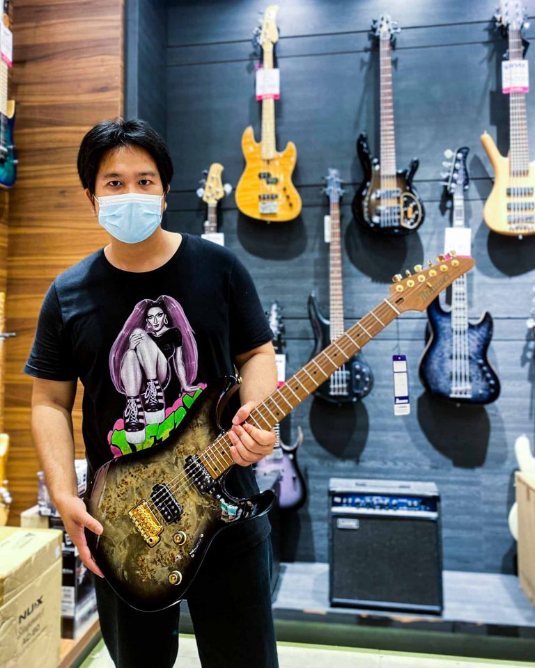 Ibanez AZ242PBG ลูกค้า Music Arms