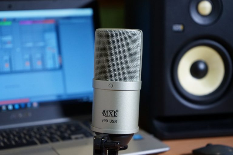 Showcase MXL 990 USB Condenser Microphone