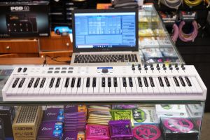 4 MIDI Keyboard น่าใช้งบ 10,000 บาท ปี 2022ราคาถูกสุด