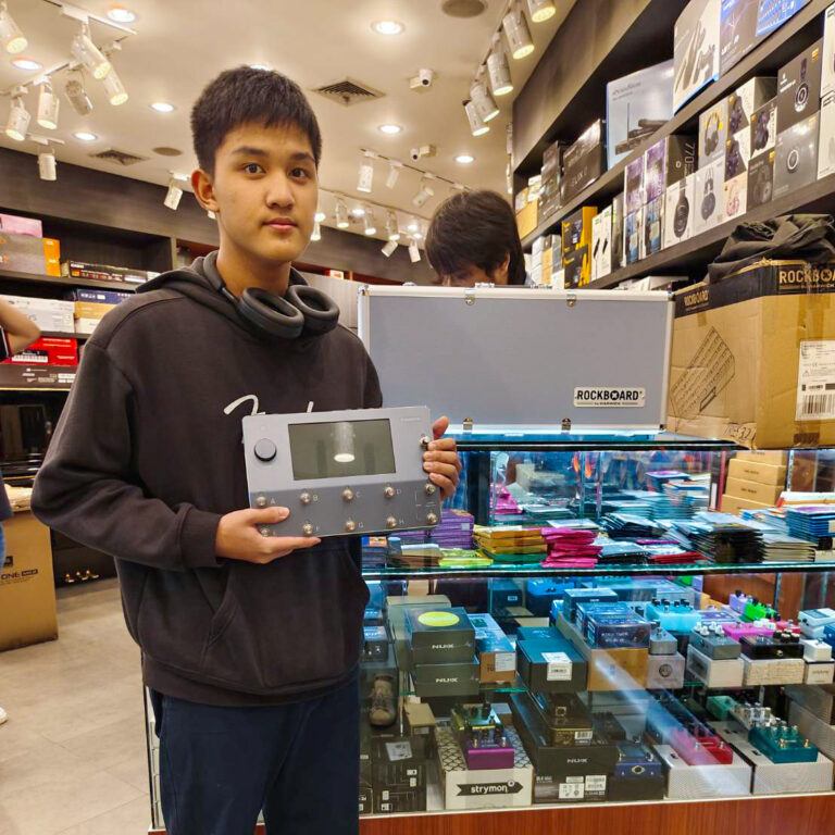 Neural DSP Quad Cortex + กล่องเอฟเฟคพร้อมบอร์ด RockBoard TRES 32 Flight Case