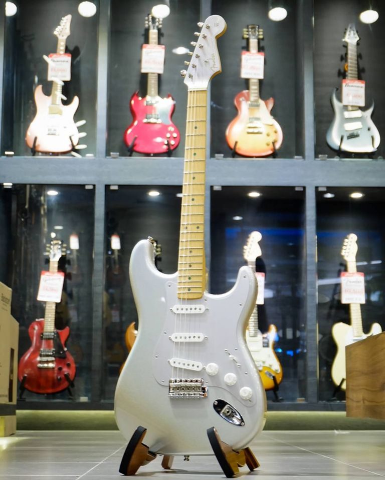 Showcase กีต้าร์ไฟฟ้า Fender H.E.R. Stratocaster