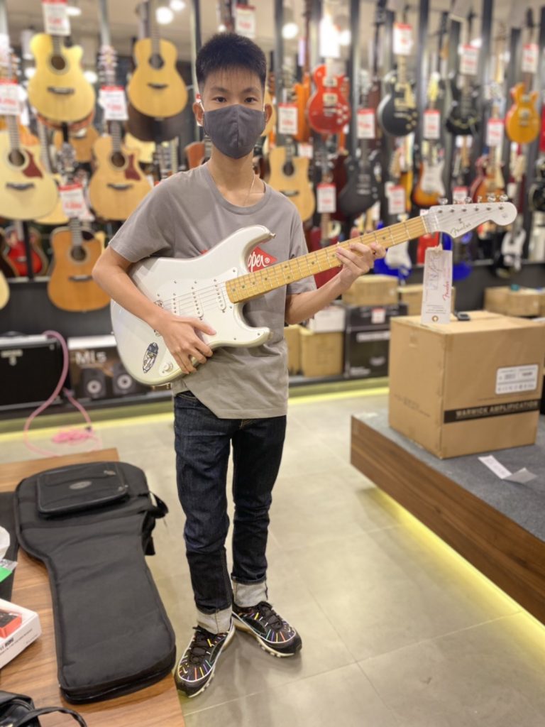 ลูกค้าที่ซื้อ กีต้าร์ไฟฟ้า Fender H.E.R. Stratocaster