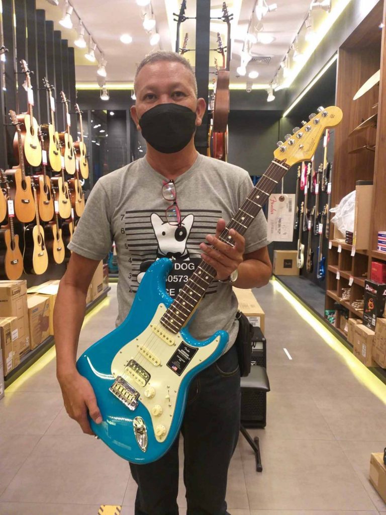 ลูกค้าที่ซื้อ Fender American Professional II Stratocaster HSS