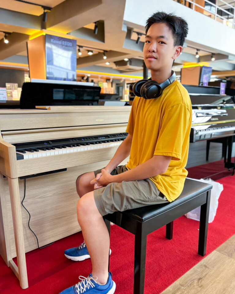 Roland HP-704 Light Oak