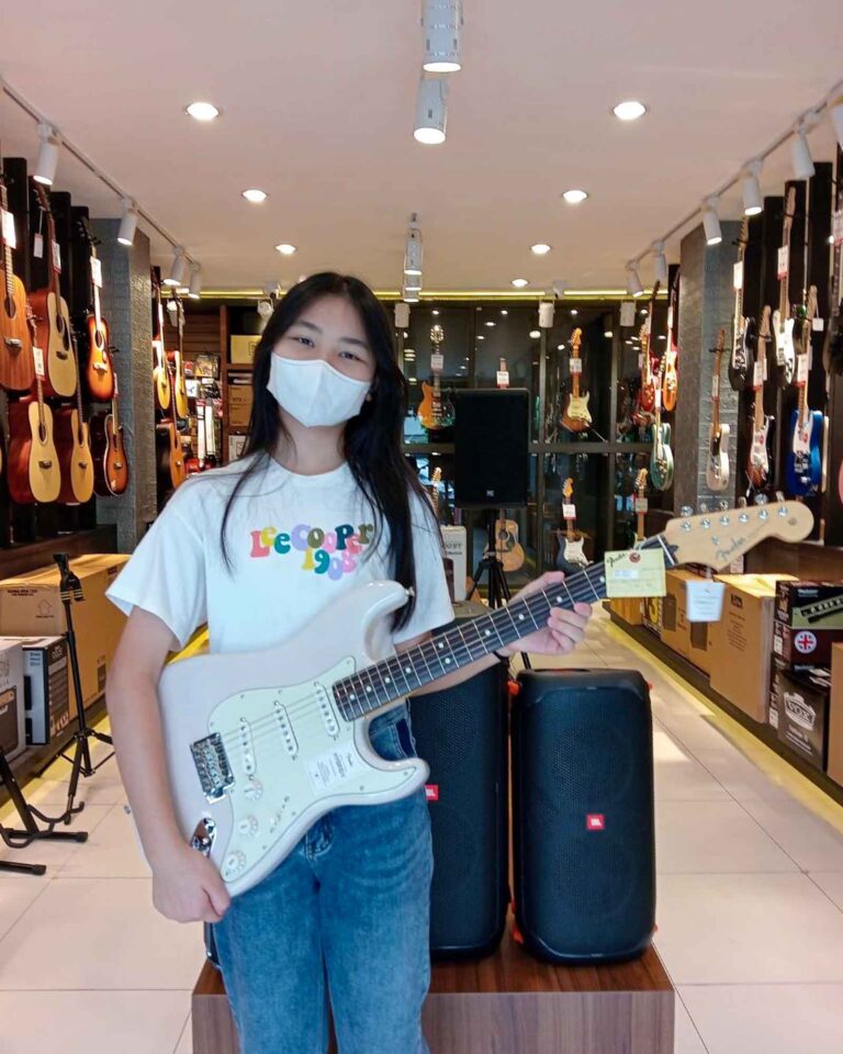 1ไฟฟ้า FENDER HYBRID II STRAT RW US BLONE ชล